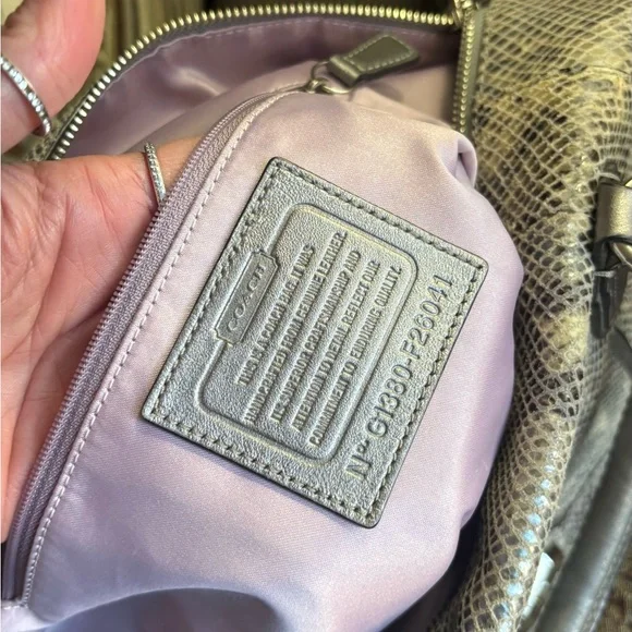 RARE🔥AUTHENTIC COACH 1961 leather Snakeskin metallic leather zip shoulder - Picture 4 of 16